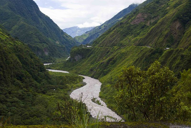 река в горной долине Эквадора