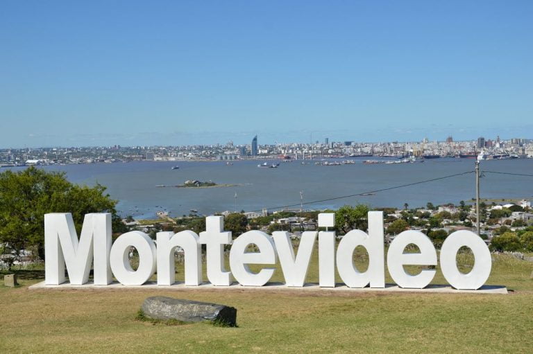 Надпись Монтевидео на фоне городской панорамы