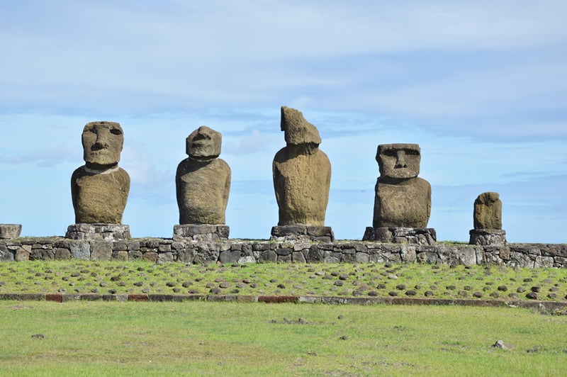 Истуканы Рапа Нуи стоят в ряд на постаменте