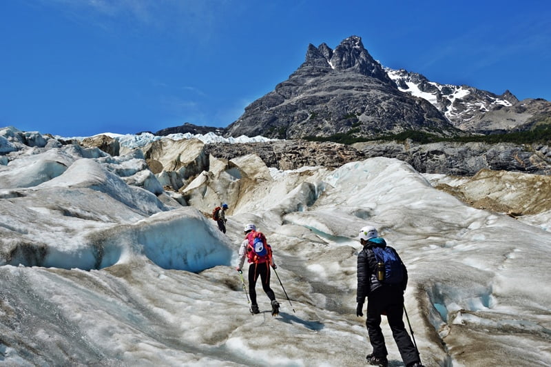 ice walking at Calluqueo glacier / два туриста идут по леднику Калюкео