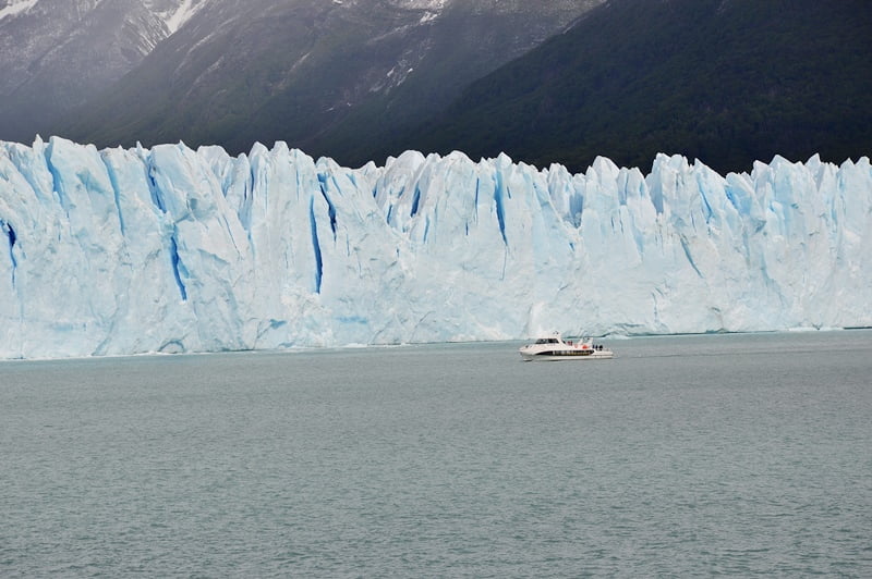 Корабль у ледника