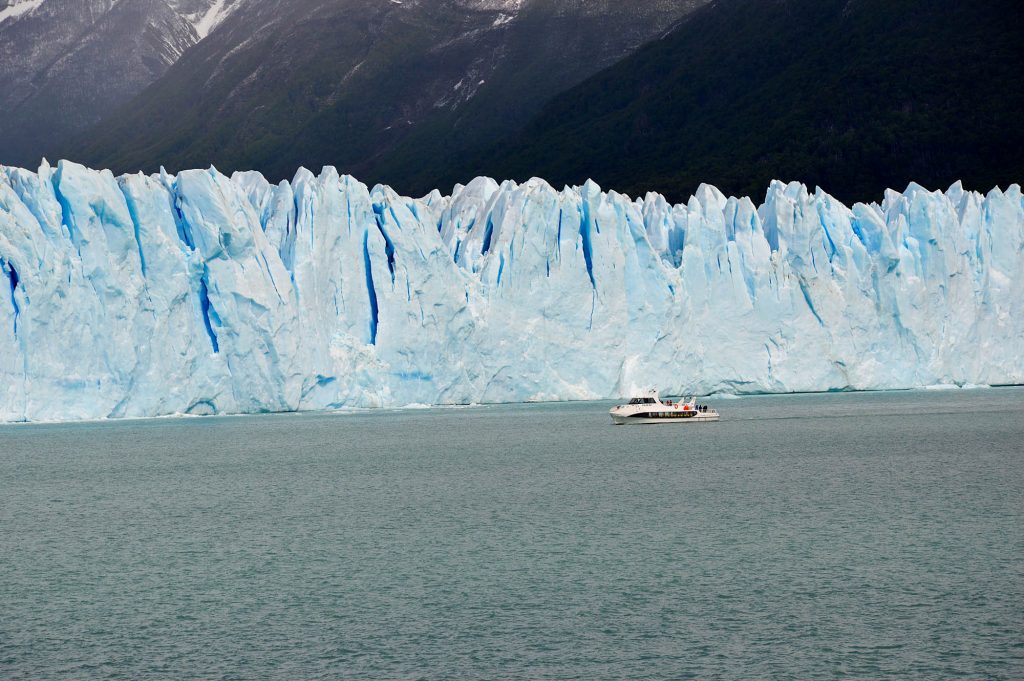 Корабль около ледника Перито Морено