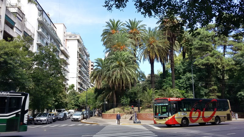 Автобус едет по улице в городе Буэнос-Айрес