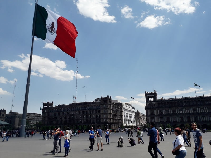 Мексиканский флаг на площади