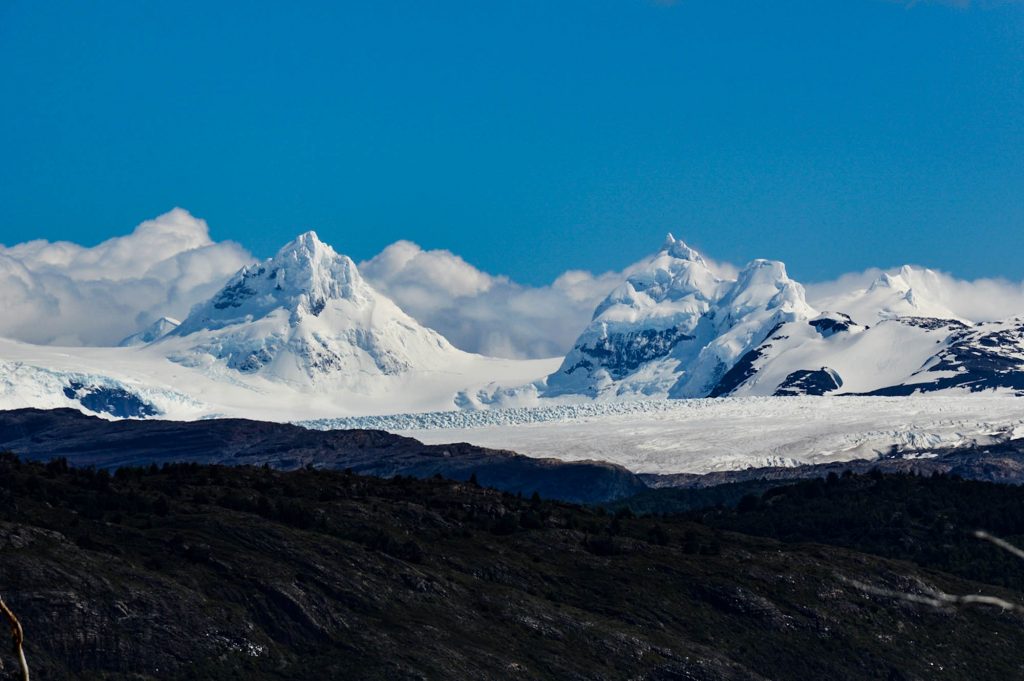 Ледниковое поле и заснеженные вершины