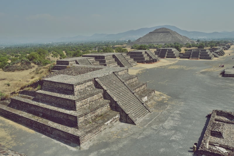 Вид сверху на пирамиды Мексики
