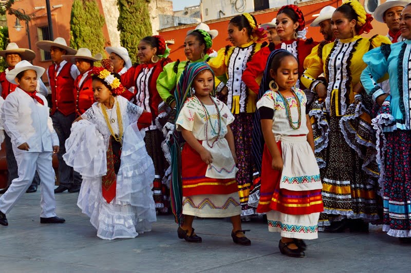 Дети в национальном костюме Мексики