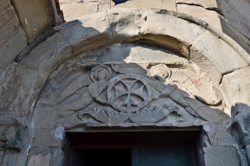 Каменный крест над входом в храм Джвари в Грузии