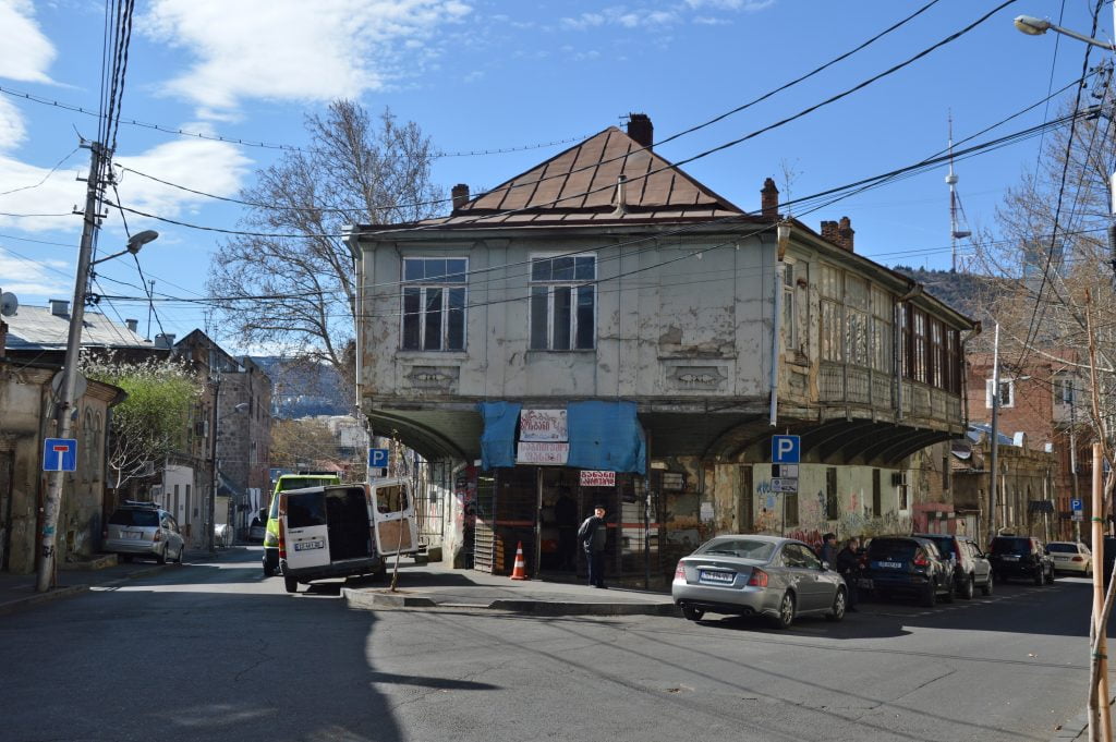 Здание в Тбилиси с покосившимися стенами