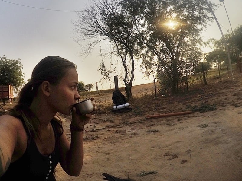 Девушка пьет чай из термоса