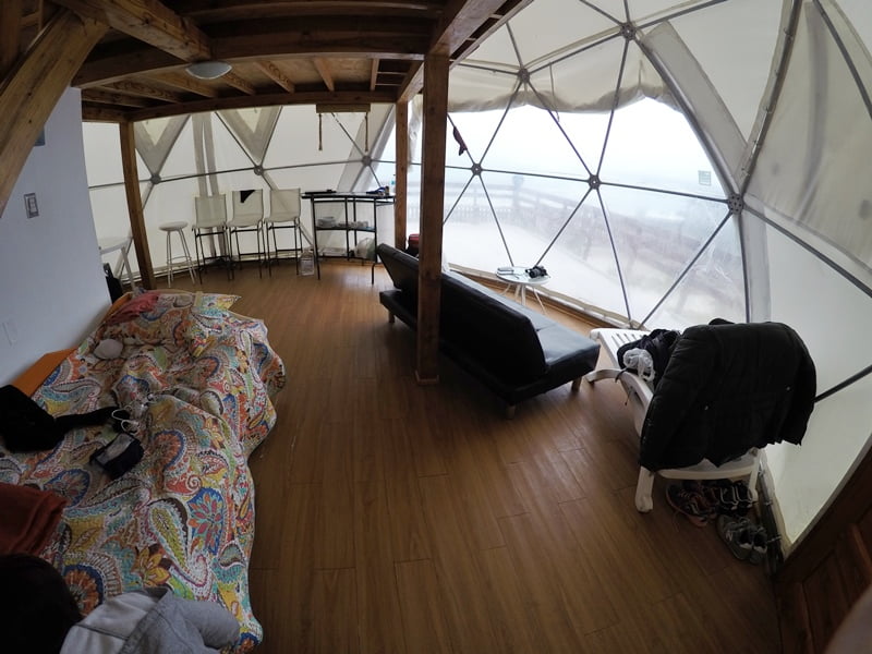 Внутри палатки для глэмпинга в Чили — роскошный отдых