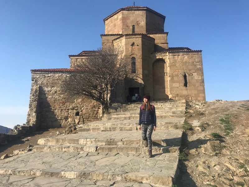 Девушка спускается по ступеням монастыря Джвари в Мцхете