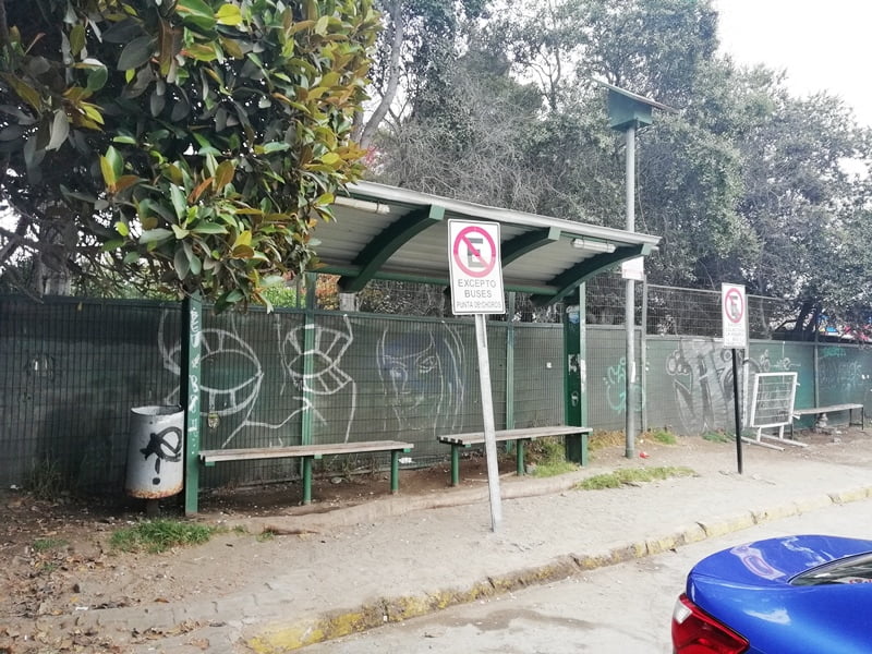 Автобусная остановка с граффити