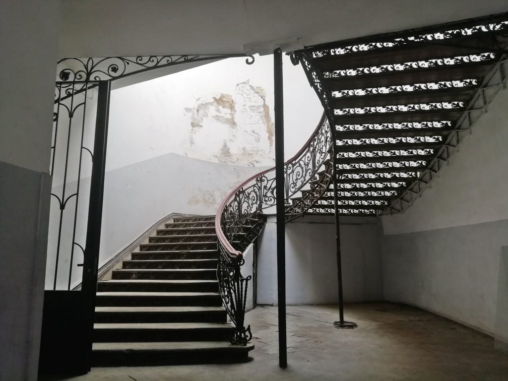 Изящная лестница в подъезде 