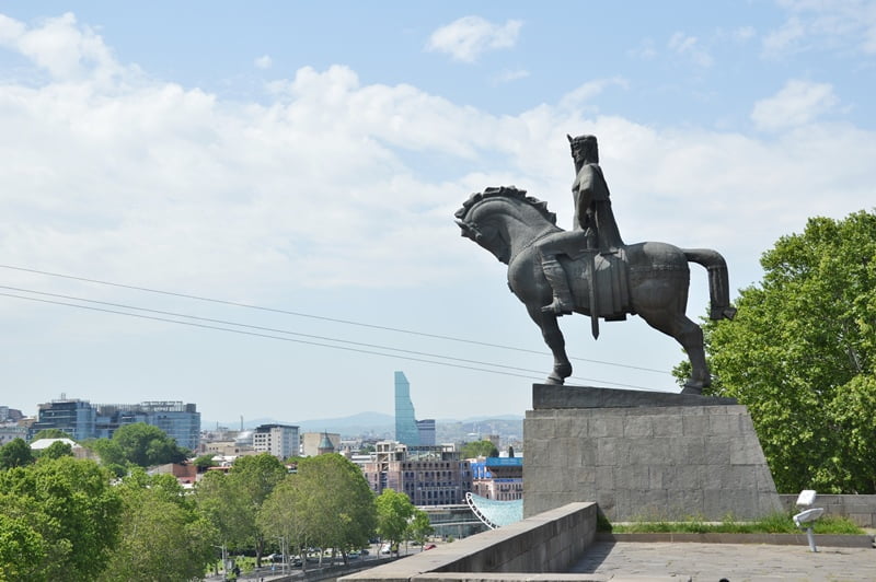 Статуя мужчины на коне в Грузии
