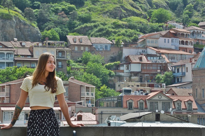 Девушка на фоне домов в Грузии