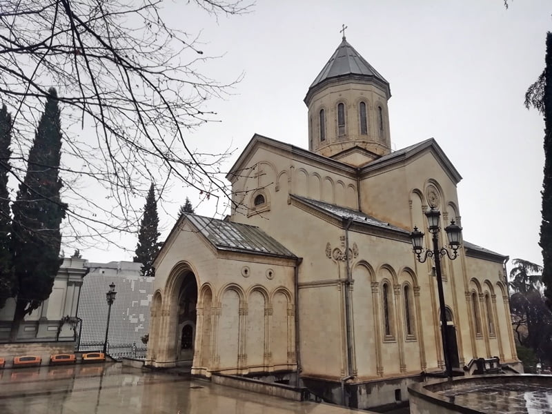 Старинная церковь Кашвети в Тбилиси