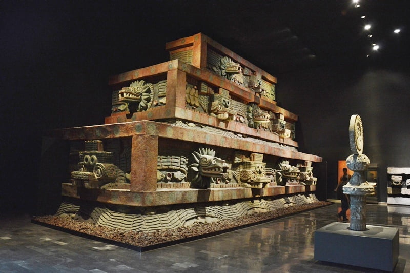 Реконструкция храма пернатого Змея в музее Антропологии в Мехико