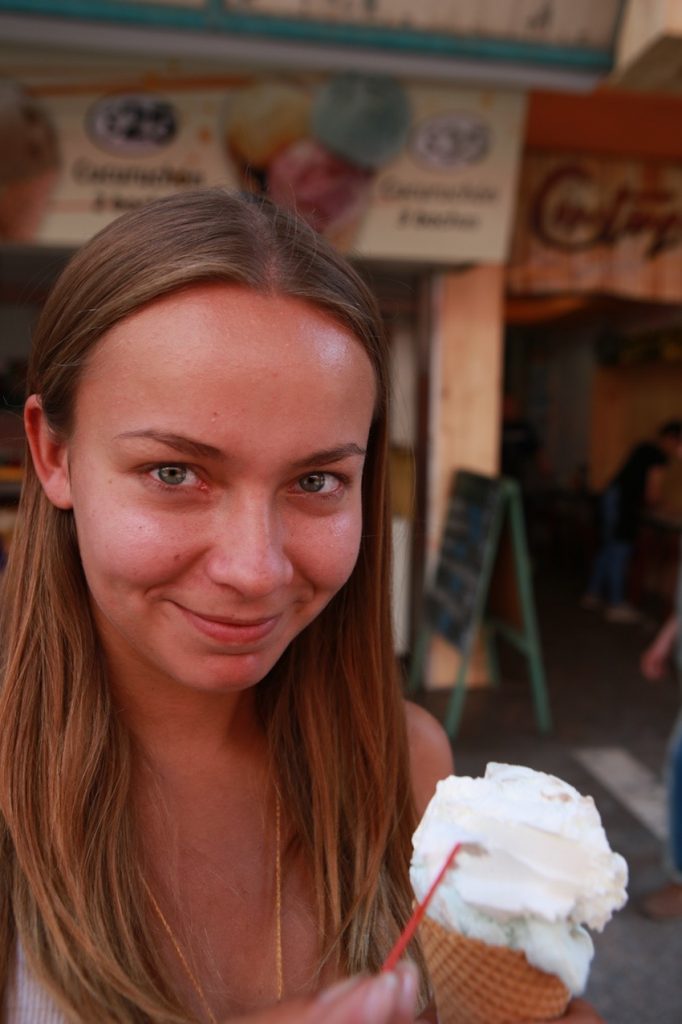 девушка ест мороженое — портрет
