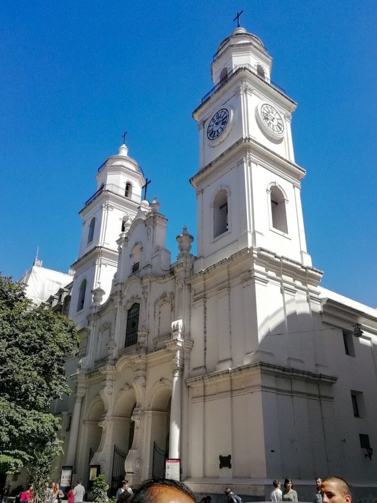 Католический храм белого цвета — Буэнос Айрес