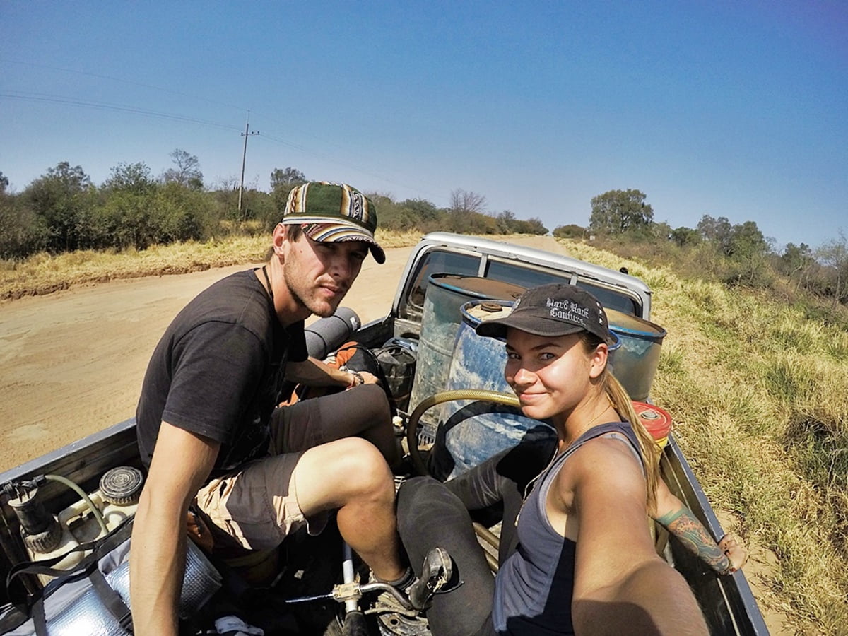 Автостоп в Парагвае — два туриста в кузове автомобиля