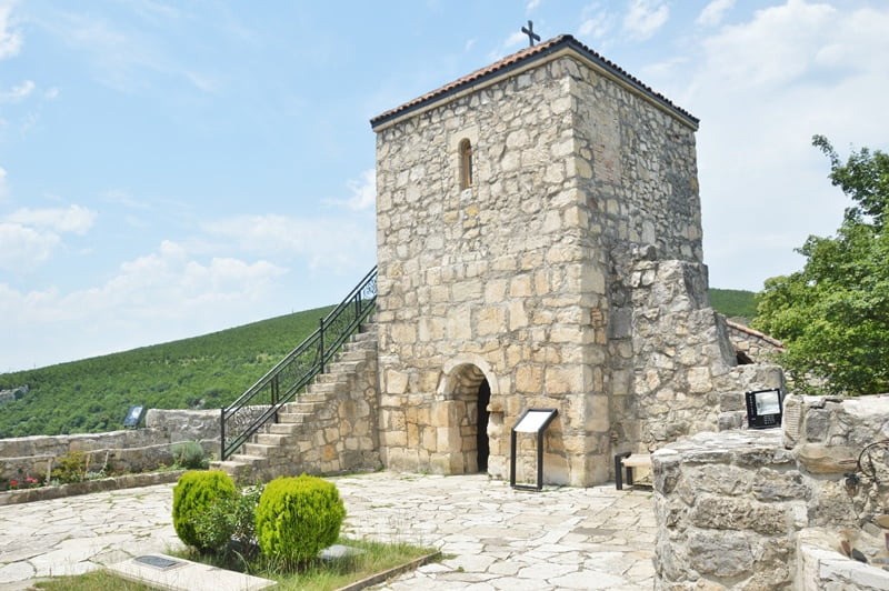 Башня у входа в монастырь