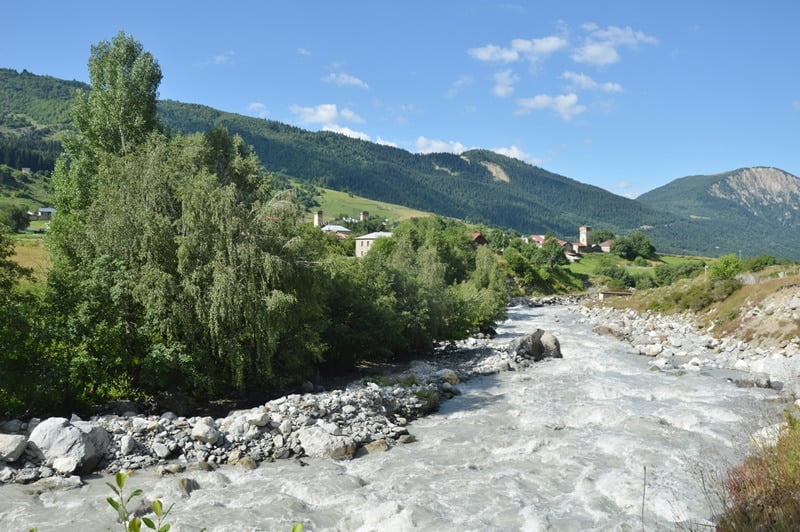 река в грузии на пути из Местии в Ушгули