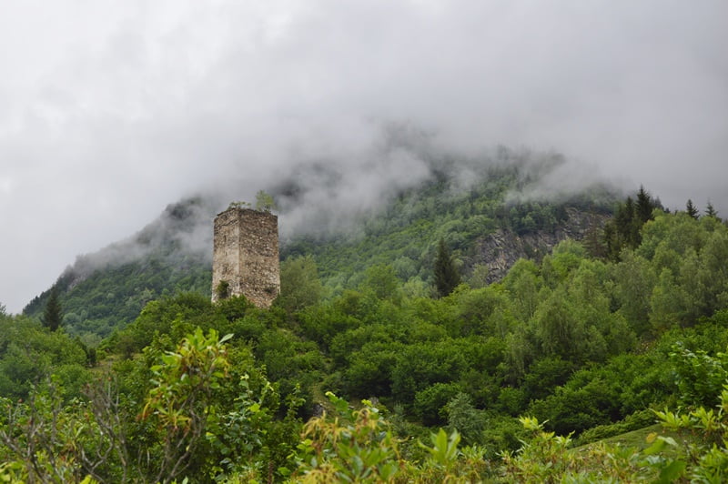 сванская башня на тропе из местии в ушгули