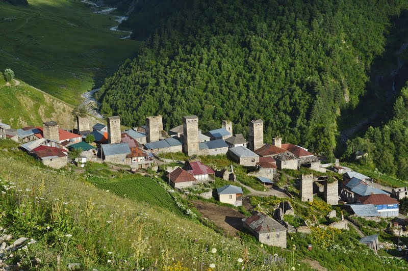 Адиши — село на пути из Местии в Ушгули