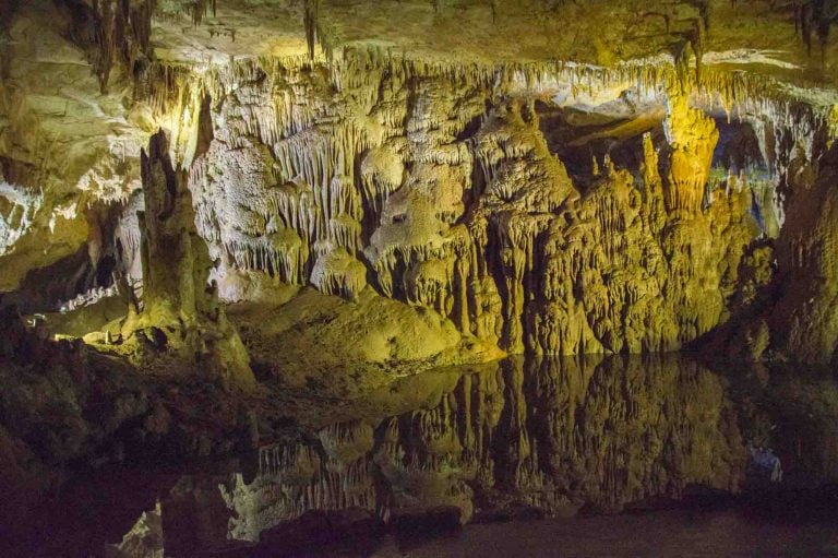 озеро в пещере Прометея