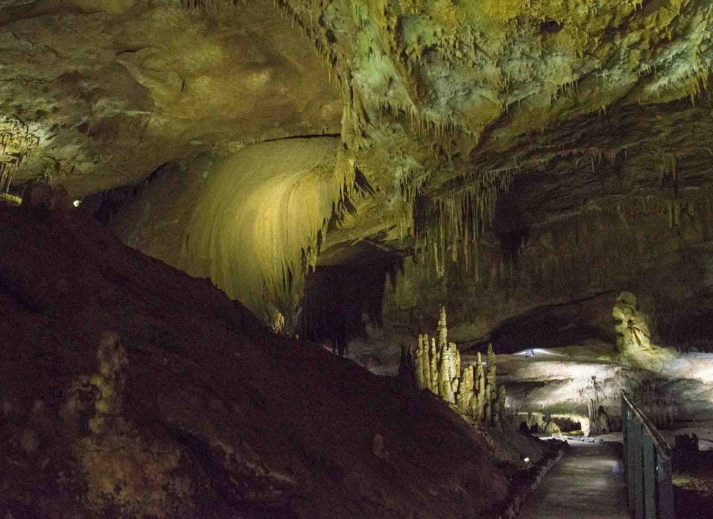 каменный водопад в пещере Цхалтубо