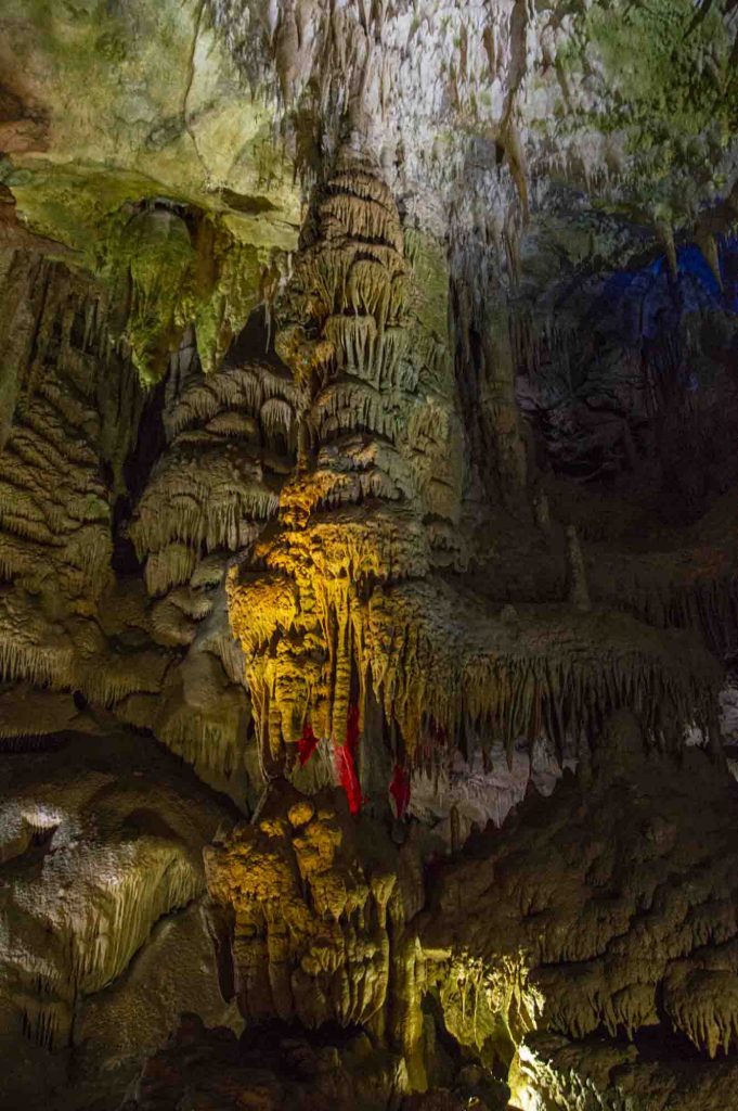 Сталактит в пещере Прометея