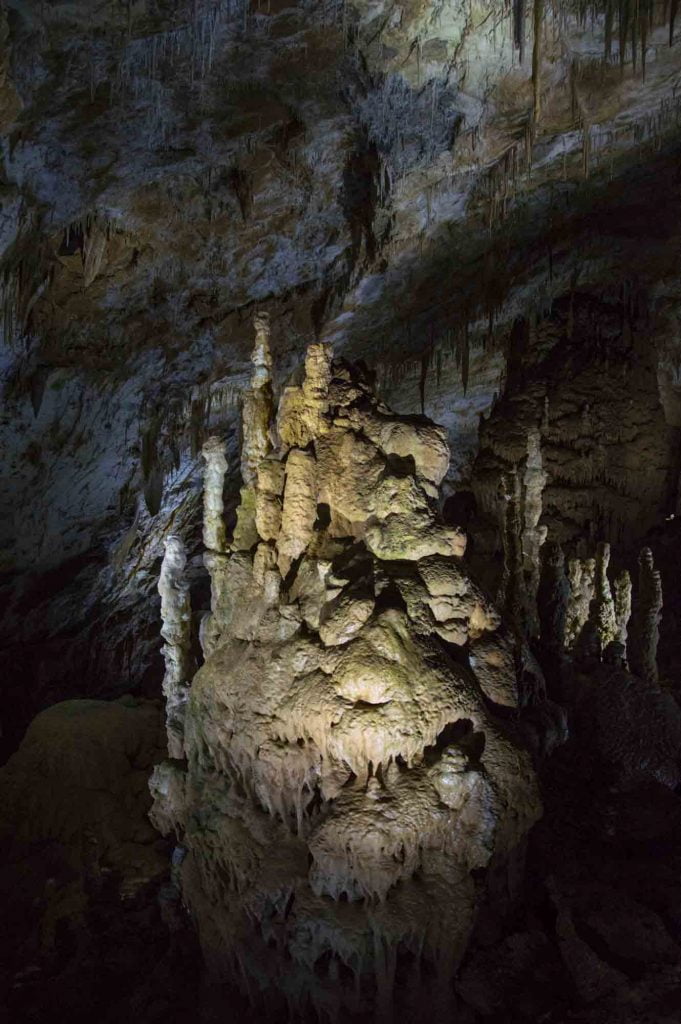 сталагмит в Прометеевой пещере