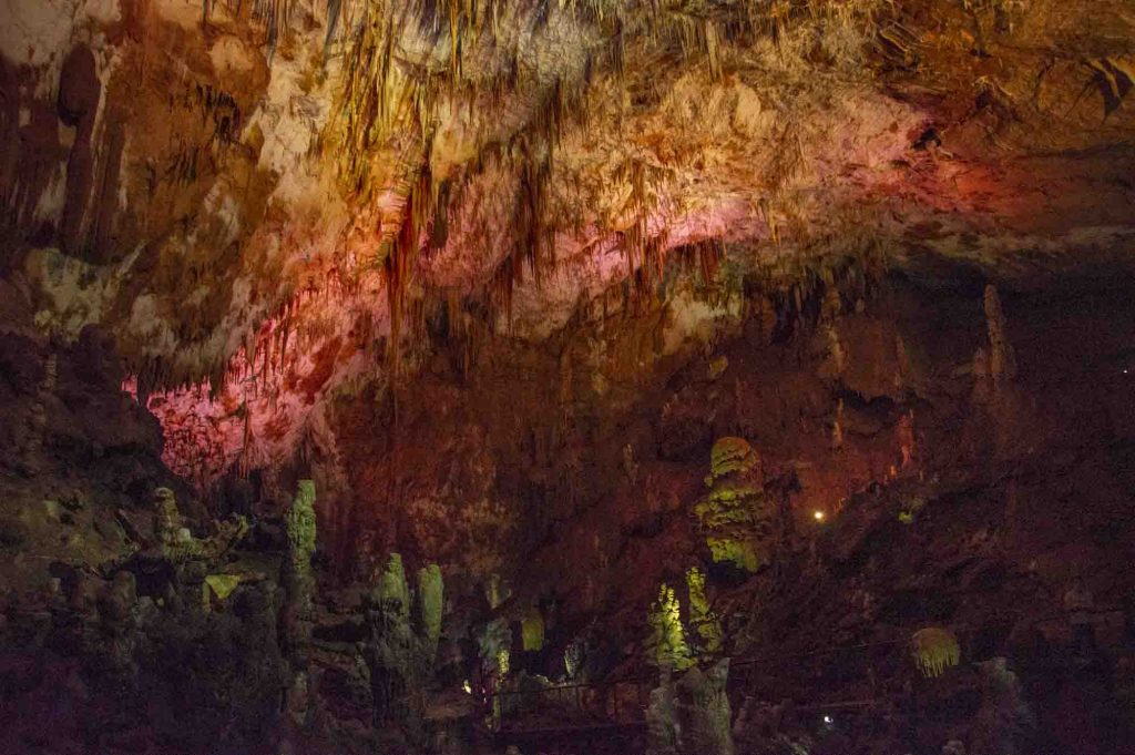 Красная подсветка в зале пещеры Прометея
