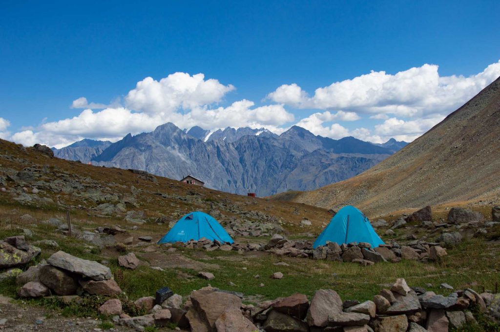 палатки в горах Грузии