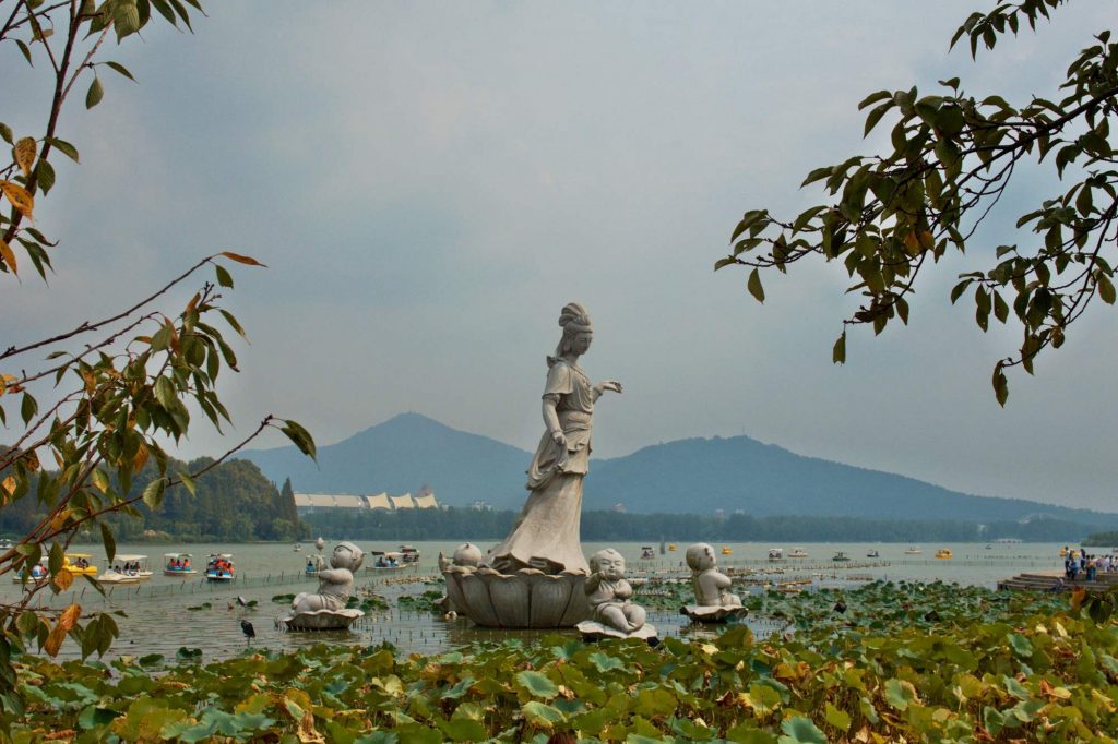 Статуя посреди озера Суаньву