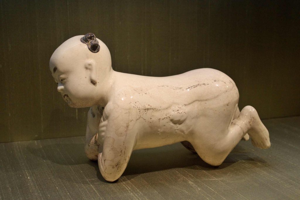 Фигура младенца музей Сучжоу