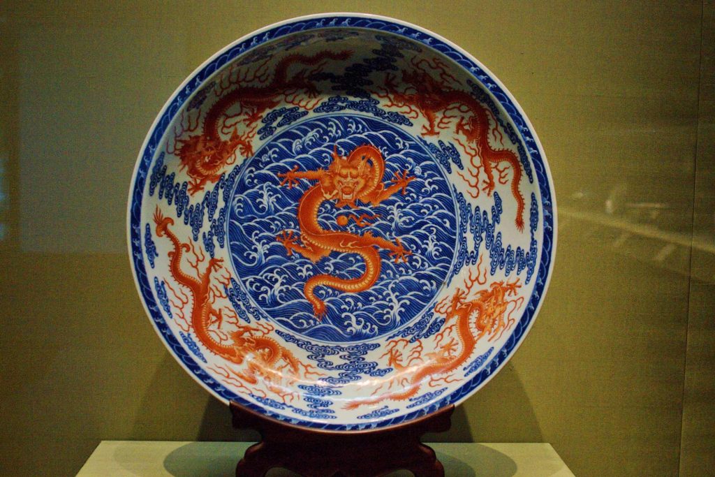 Тарелка с изображение красного дракона