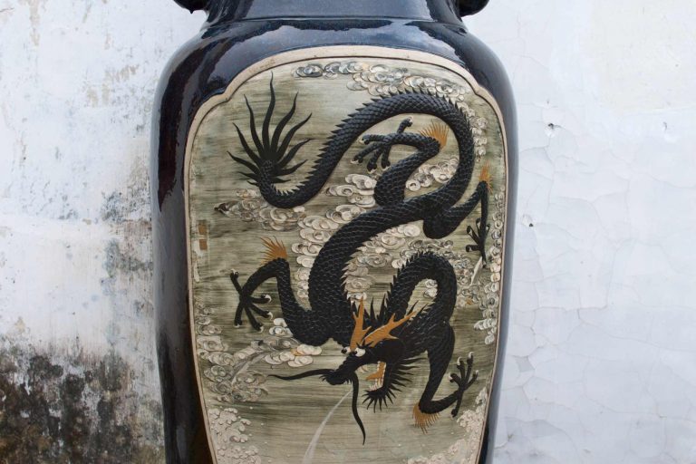 ваза с черным драконом