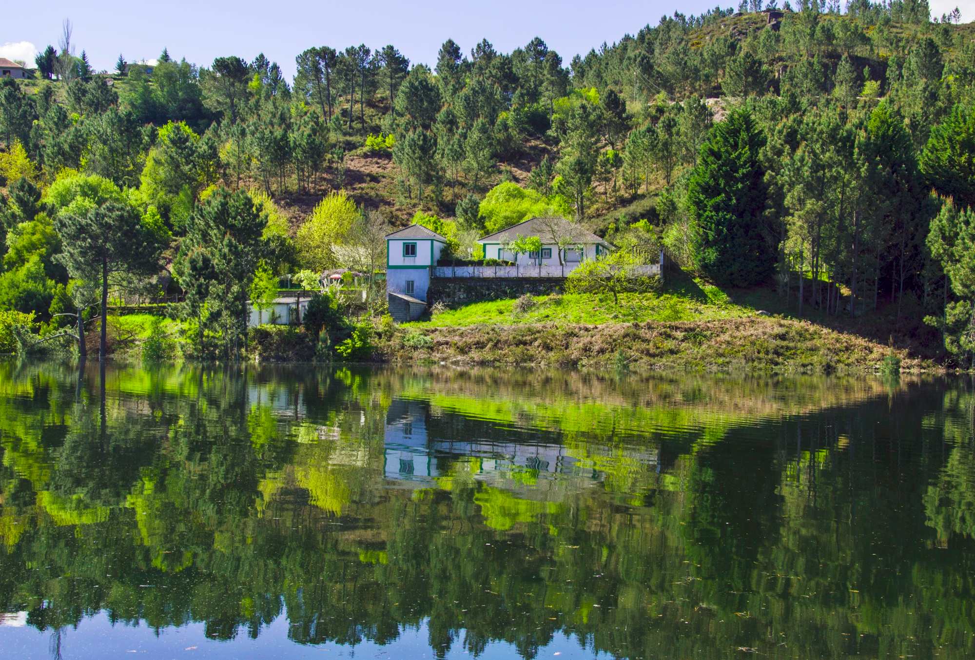 Отражение дома в глади озера