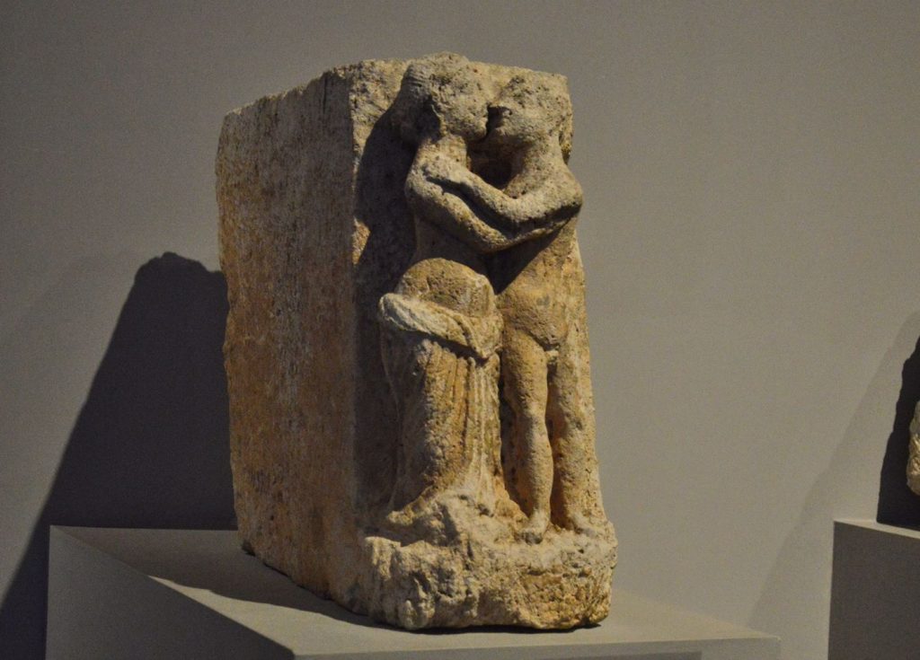 Скульптура с изоражением греческих мифических героев