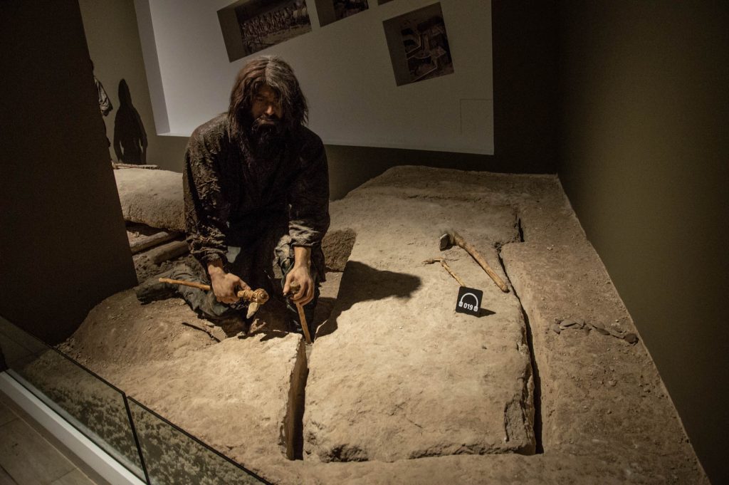 Инсталляция в музее - человек обрабатывает камень