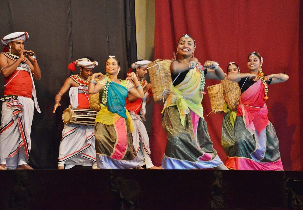 Девушки в национальном костюме - танцы Шри-ланки