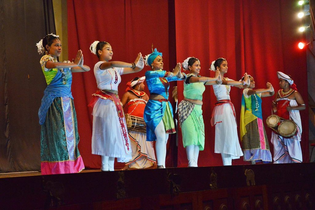 Азиатские танцовщицы