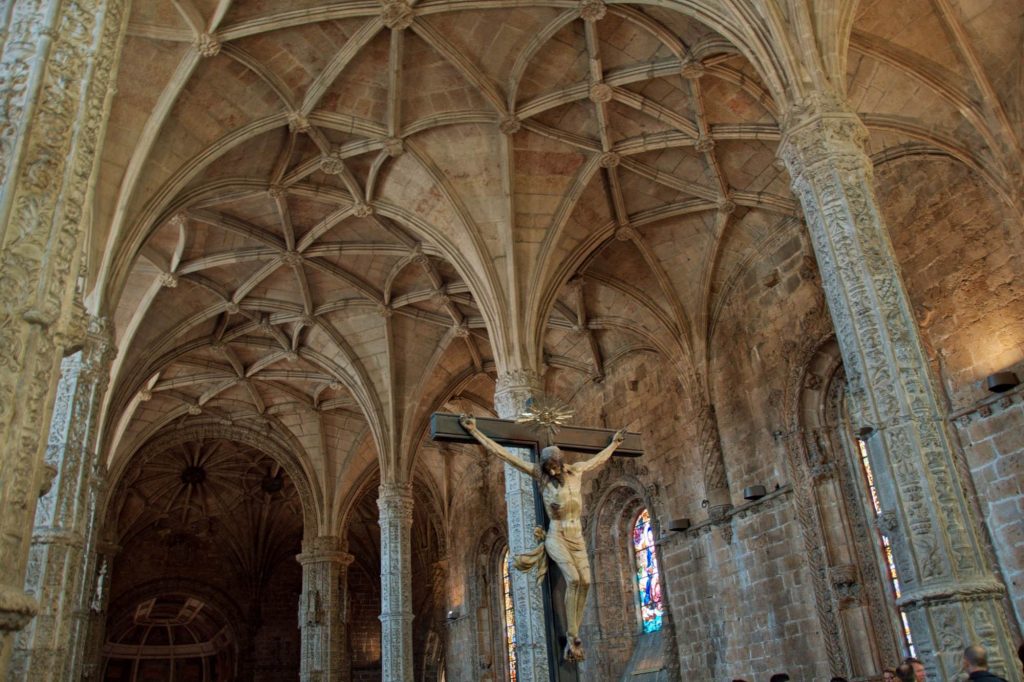 Распятие Христа на колонне в зале Жеронимуш в Лиссабоне