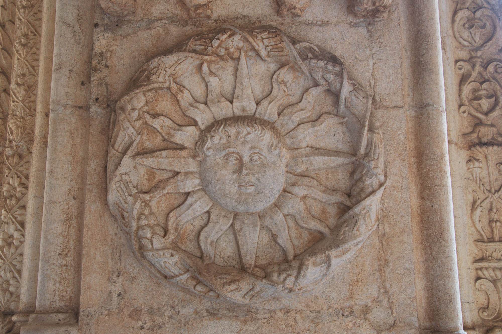 Изображение солнца на стене церкви