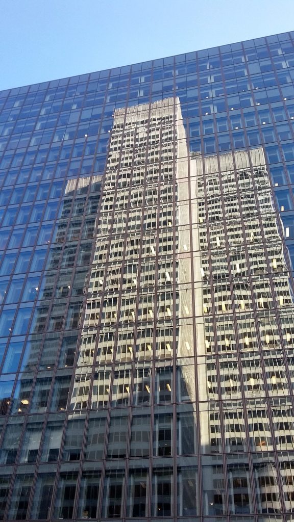 Здание из стекла отражение