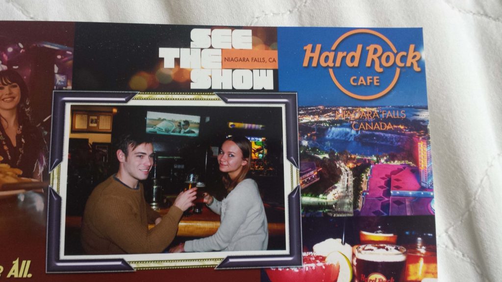 фотография туристов на память в Хард Рок кафе на Ниагарском водопаде 