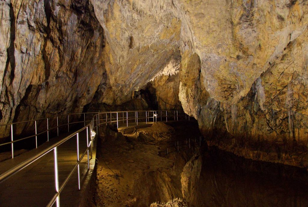 Настил для туристов - пещера Барадла