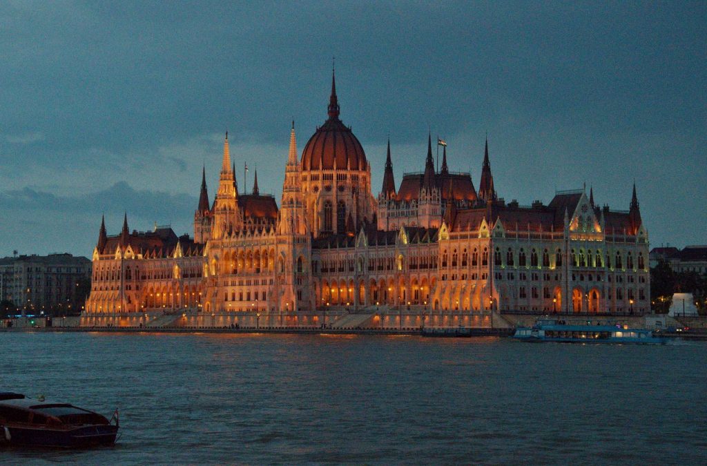 Ночная подсветка парламента в Будапешт